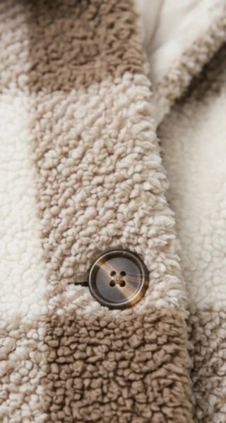 Abrigo borreguito cuadros beige y blanco