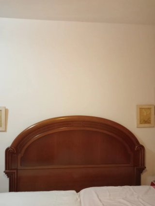 Cómoda antigua de madera con espejo
