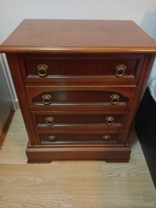 Cómoda antigua de madera con espejo