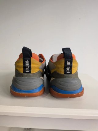 Zapatillas Puma grises y naranjas