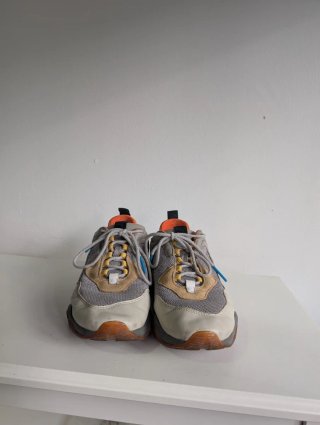 Zapatillas Puma grises y naranjas