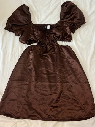 Vestido corto marrón satinado