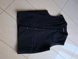Chaleco negro y pantalón hombre