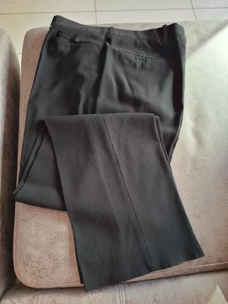 Chaleco negro y pantalón hombre