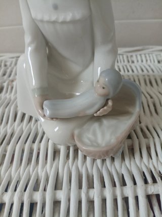 Figura Zaphir (Lladró) Niña con Muñeca y cuna