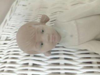 Figura Zaphir (Lladró) Niña con Muñeca y cuna