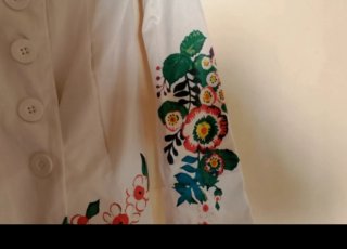 Gabardina Desigual blanca con estampado floral