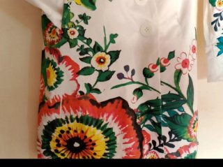 Gabardina Desigual blanca con estampado floral