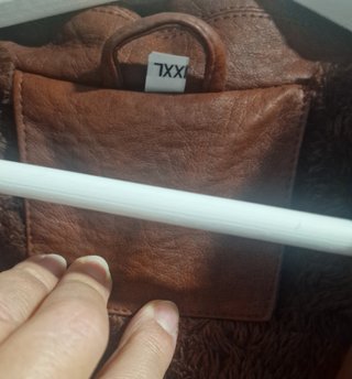 Chaqueta marrón efecto piel