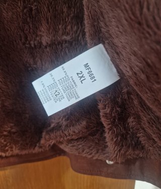 Chaqueta marrón efecto piel