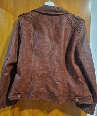 Chaqueta marrón efecto piel