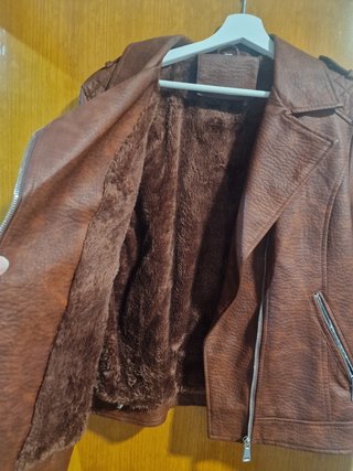 Chaqueta marrón efecto piel