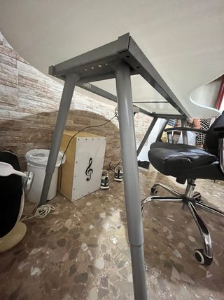 Mesa de cristal oficina moderna con silla