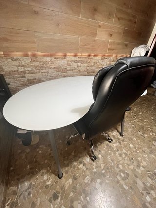 Mesa de cristal oficina moderna con silla