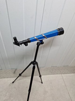 Telescopio infantil azul con trípode
