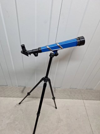 Telescopio infantil azul con trípode