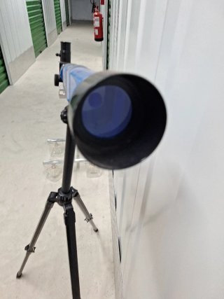 Telescopio infantil azul con trípode
