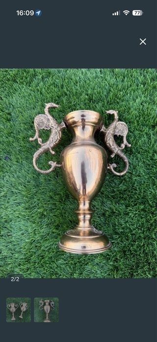 Copa de bronce con asas de dragón