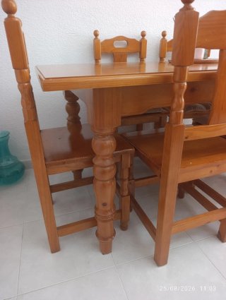 Mesa y sillas de comedor de madera. Genial estado.