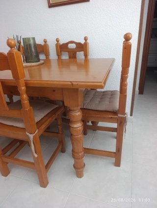 Mesa y sillas de comedor de madera. Genial estado.