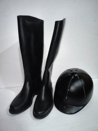 Botas de equitación y casco negro