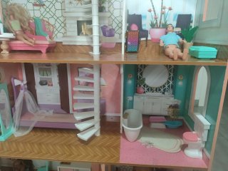 Casa de muñecas grande con accesorios