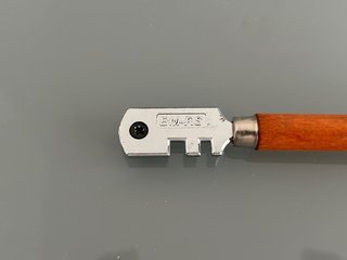 Cortador de vidrio con mango de madera