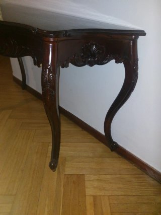 Consola de madera estilo clásico