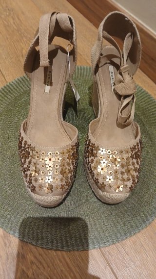 Cuñas Corina Beige y Doradas