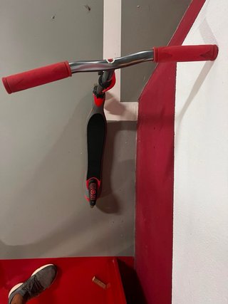 Patinete en línea rojo y negro