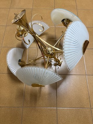 Lámpara de techo dorada y blanca
