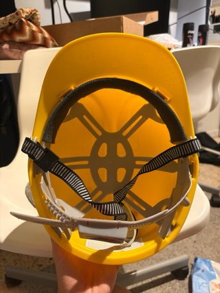 Cascos de obra amarillos