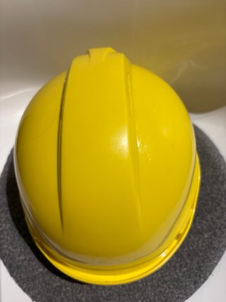 Cascos de obra amarillos