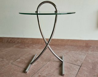 Mesa auxiliar redonda cristal y metal