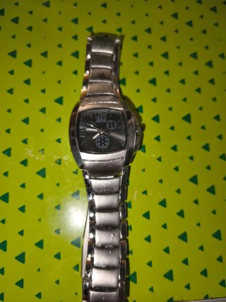 Reloj de pulsera plateado y negro