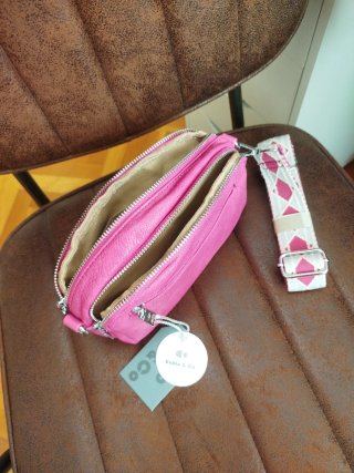 Bolso rosa con estampado floral.
