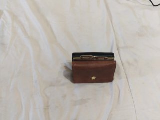 Cartera marrón con estrella dorada