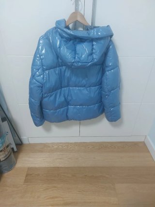 Chaqueta plumífero acolchada azul brillante