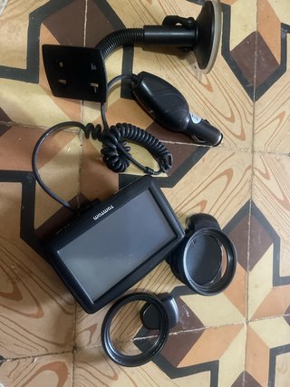 GPS TomTom XL con cargador y soporte,