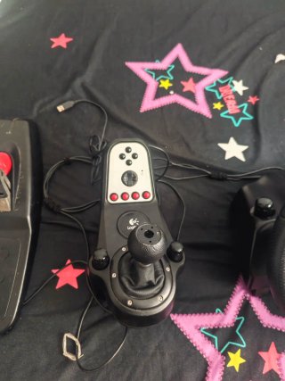 Volante, pedales y palanca de Logitech G27