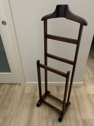 Galán de noche de madera oscuro