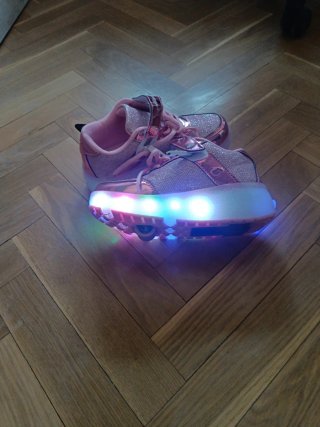 Zapatillas niña con ruedas rosa y dorado. Talla 34