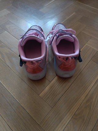Zapatillas niña con ruedas rosa y dorado. Talla 34