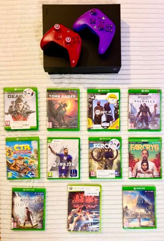 Xbox One X con mandos Morado y Rojo