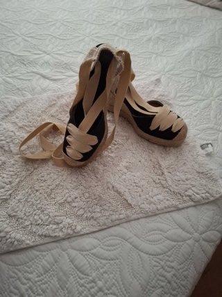 Alpargatas esparto cuña alta negras y beige