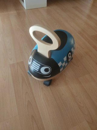 Correpasillos azul con diseño de coche