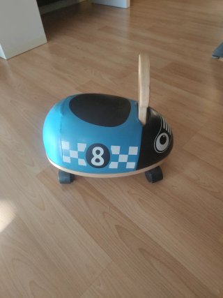 Correpasillos azul con diseño de coche