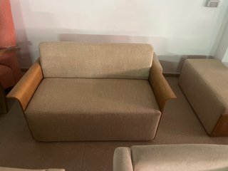 Sofá y puf madera y tela beige