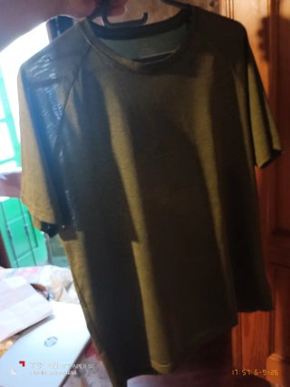 Camiseta deportiva verde oliva
