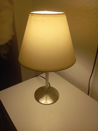 Lámpara de mesa beige y plateada
